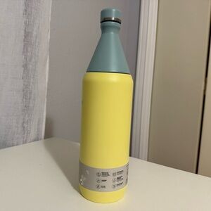 New Stanley Yellow and Blue slim Bottle of water. Cap 34oz or 1L leakproof